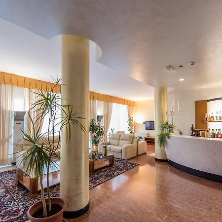 Krystal Hotel 3*