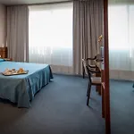 Krystal فندق 3*
