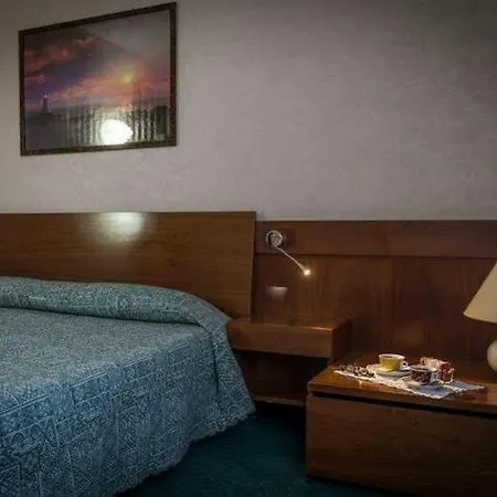 Krystal Hotel 3*